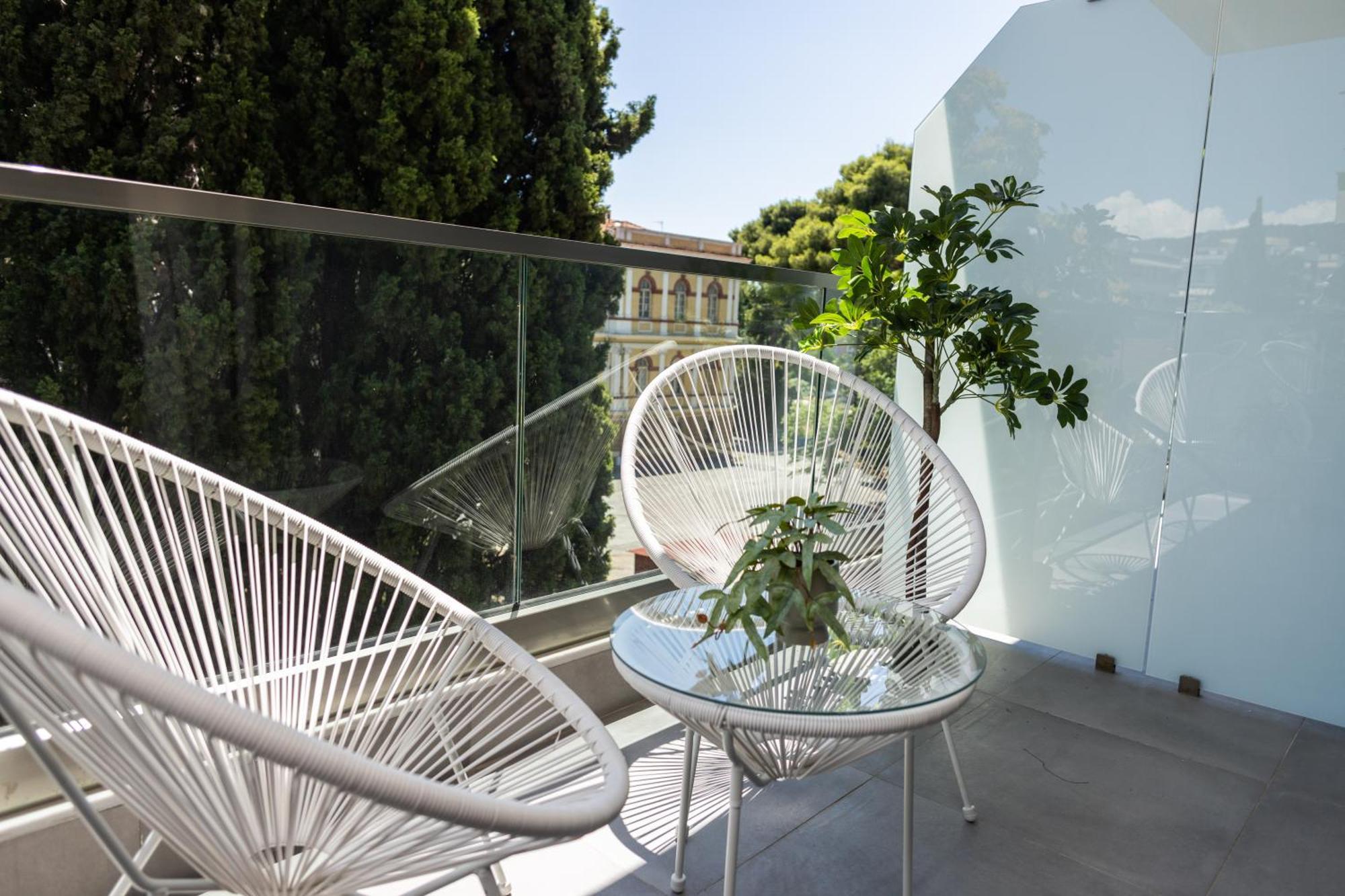 Velvet Luxury In The Center By Binobi! Salonic
